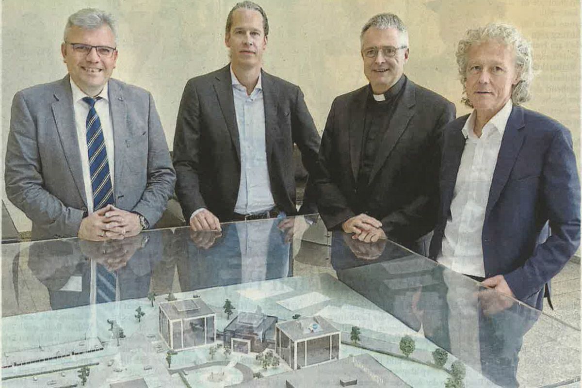 Mayor Dr. Marius Hahn, Marcel Kremer, Vicar General Wolfgang Rösch and Dr. Andreas König in front of a model of the building.
