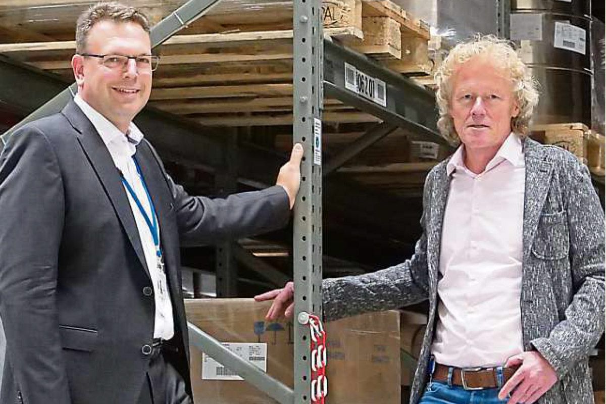 Plant Manager Christoph Hackenbroch (left) and Managing Director Andreas König in Fidelio's high-bay warehouse in Limburg.